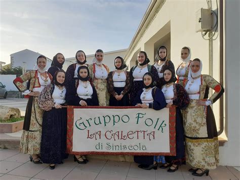 Processione religiosa con gruppi folk a La Caletta