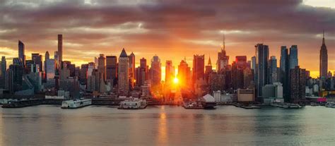 Skyline di New York al tramonto con luci che si accendono, simboleggiando energia e ispirazione
