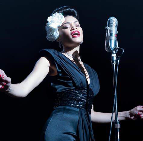 Foto storica di Billie Holiday nel 1935 sul retro dell'Apollo Theatre, che la ritrae giovane e determinata