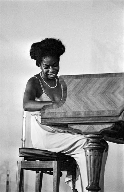 Nina Simone al pianoforte in un intenso momento di performance
