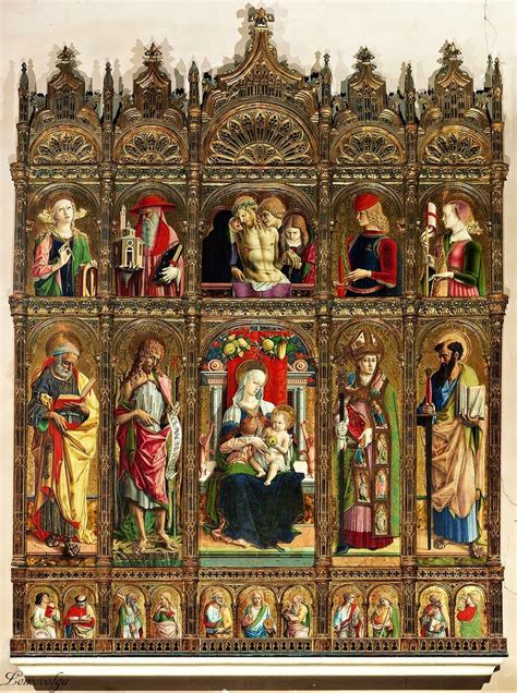 Foto ravvicinata del Polittico di Carlo Crivelli custodito all'interno della Cattedrale.