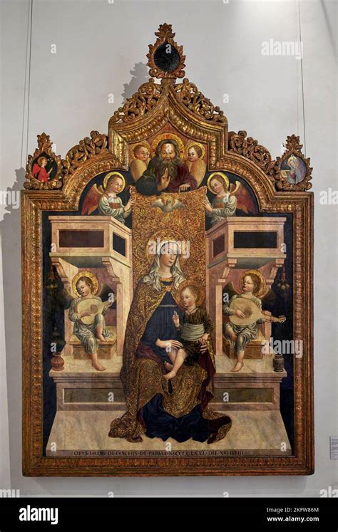 Tempera a secco: Madonna in trono col Bambino benedicente in un tabernacolo fiorentino