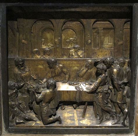 Rilievo stiacciato di angeli adoranti in un tabernacolo rinascimentale