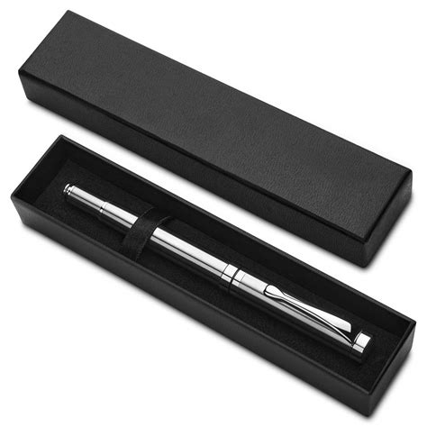 foto di una penna elegante con dettagli in argento