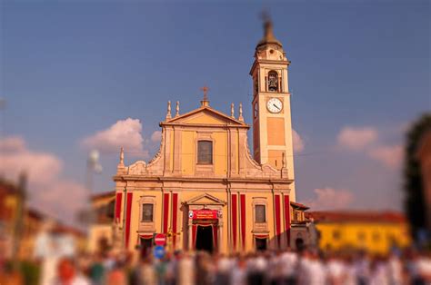Foto panoramica della Chiesa di Castano Primo che ospita il Crocifisso