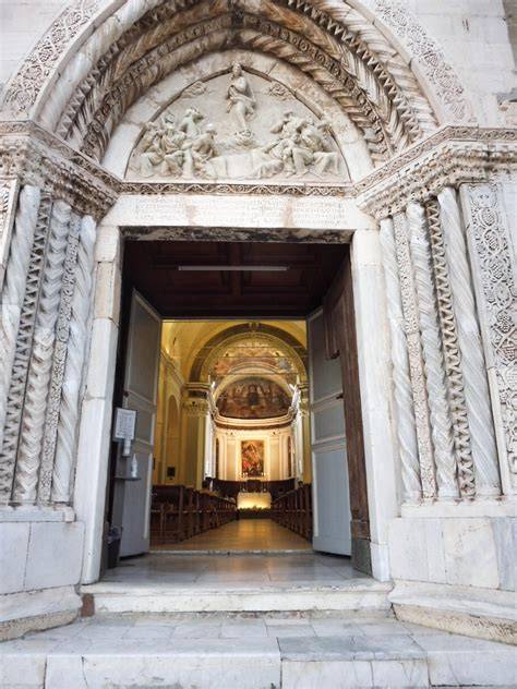 Interno della Chiesa di Santa Maria Assunta a Nervi con volta a botte e pavimenti in marmo