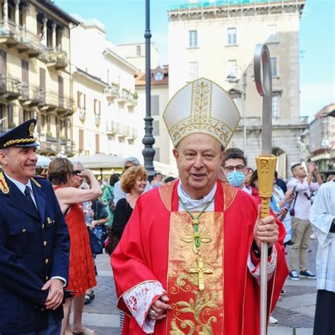 Cardinale Oscar Cantoni mentre impartisce il sacramento della Cresima a un gruppo di giovani