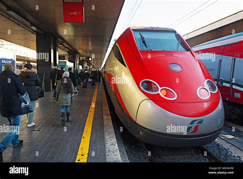 Treno Frecciarossa in stazione con passeggeri