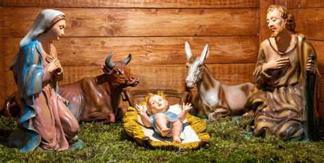 Presepe artistico con bue e asinello che adorano il Bambino Gesù