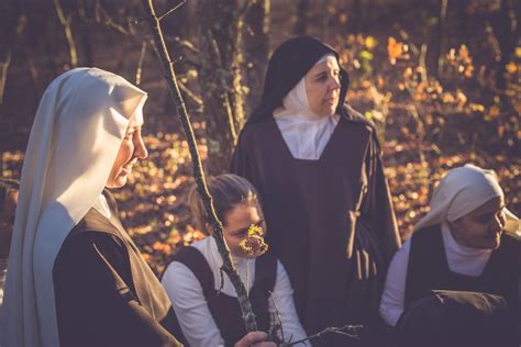 fotografia di monaci o monache carmelitane in un contesto di preghiera o monastico