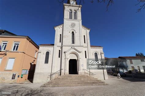 Foto esterna della Chiesa Santa Maria Assunta, con evidenziata la struttura a croce latina
