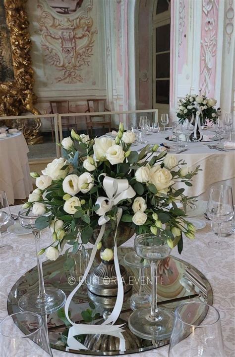 Tavola elegantemente allestita per la Cresima con fiori bianchi e candele