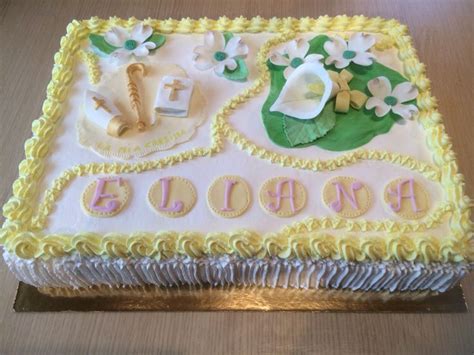 Torta della Cresima decorata con simboli religiosi e fiori
