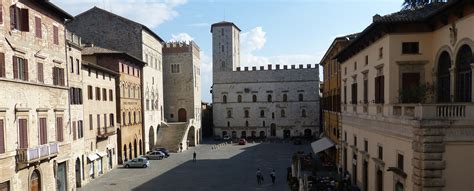 Foto panoramica della Concattedrale di Todi con Piazza del Popolo