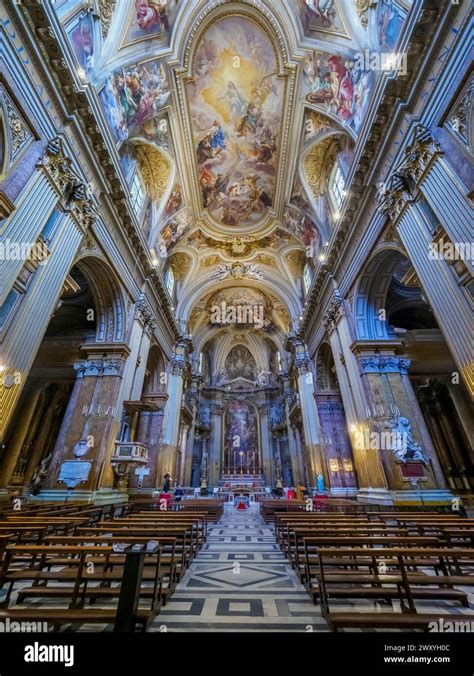Interno della Basilica dei Santi XII Apostoli a Roma, con particolare dell'arca marmorea