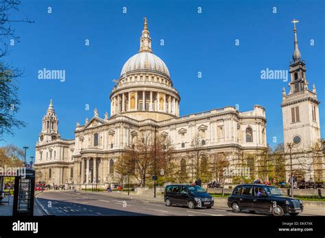Veduta panoramica e maestosa della facciata esterna della Cattedrale di St Paul a Londra