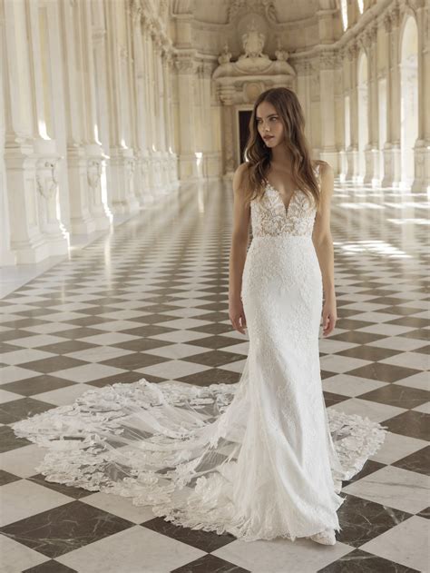 Collezione di abiti da sposa esposti in un elegante showroom