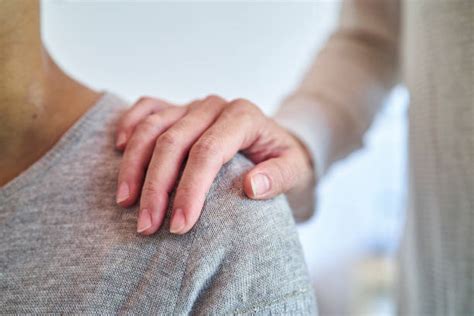 Illustrazione di una mano divina che si posa sulla spalla di una persona che cerca conforto, simbolo di protezione e amore.