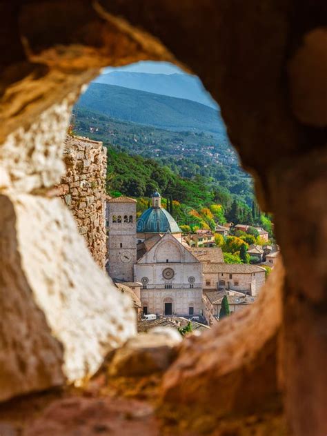 Veduta panoramica del centro storico di Assisi con le sue caratteristiche case in pietra bianca e rosa.