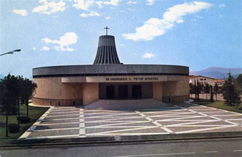 Foto esterna della Chiesa di San Pietro a Trissino, che mostra l'integrazione con il pendio