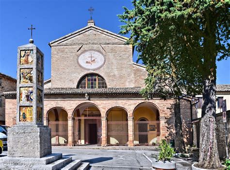 Foto esterna della chiesa dei Cappuccini con facciata a capanna e porticato
