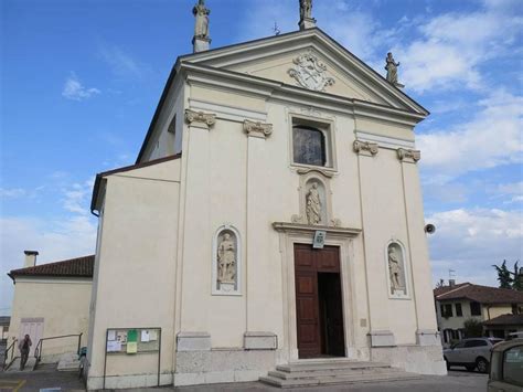 Facciata neoclassica della chiesa di Montecchio con medaglione mariano
