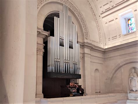 Foto dell'organo Mascioni situato nell'abside del Santuario