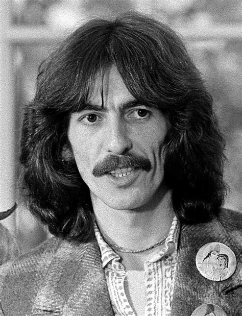 Foto di George Harrison in un cameo sul set di Brian di Nazareth