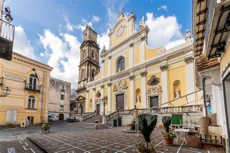 Foto della facciata della Basilica di Santa Trofimena a Minori