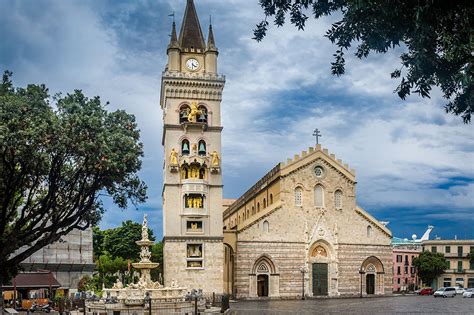 Facciata del Duomo di Messina con elementi architettonici