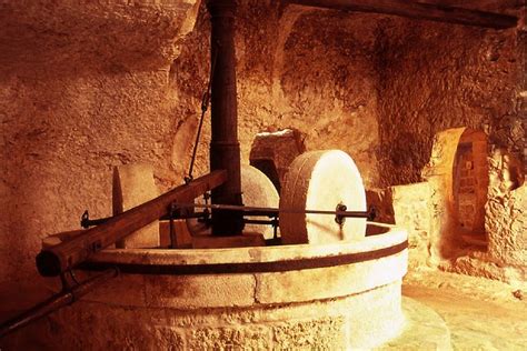 Foto di un frantoio ipogeo o della casa rossa di Noha