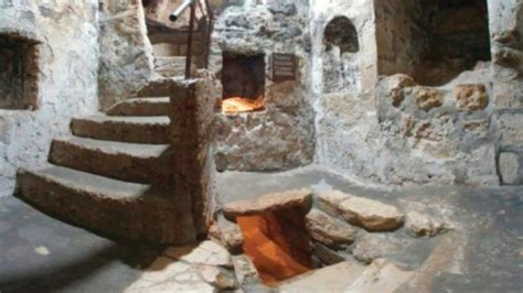 Sezione trasversale della tomba di Lazzaro con indicazione dei livelli archeologici
