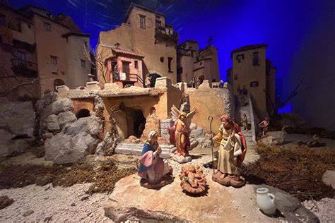 rappresentazione di un presepe tradizionale che mostra la nascita di Gesù