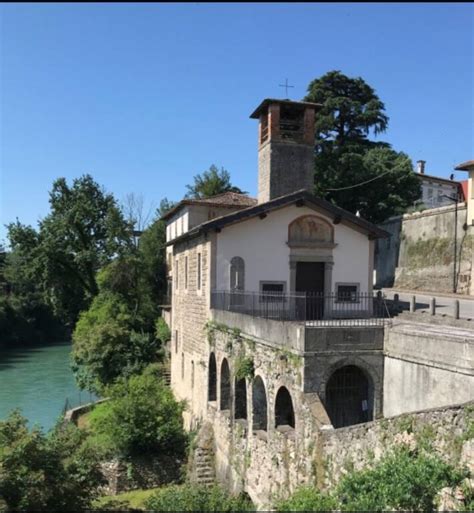 Veduta esterna del Santuario di San Vittore a Brembate con il fiume Brembo