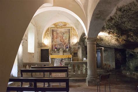 Interno della chiesa rupestre di San Vittore con affreschi
