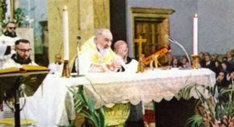 Padre Pio che celebra la Messa o confessa fedeli
