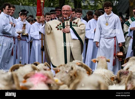 Sacerdote che benedice nuove campane in una cerimonia tradizionale