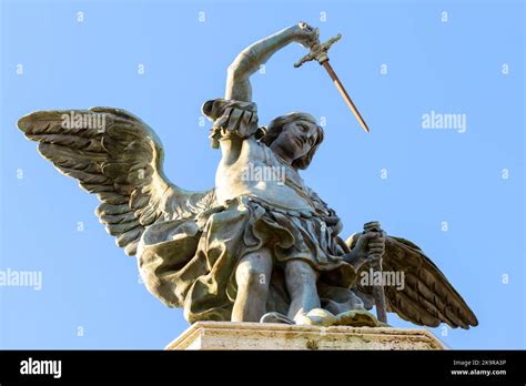 Dettaglio della statua lignea di San Michele Arcangelo con elmo e spada