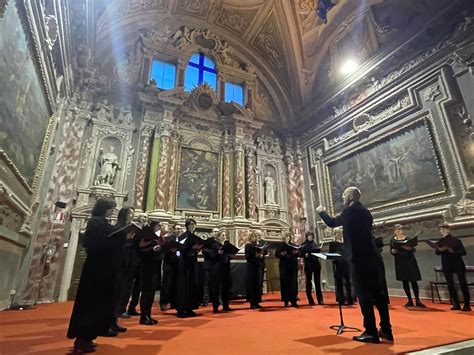 Fotografia del Maestro Michele Colandrea alla direzione della Cappella Musicale