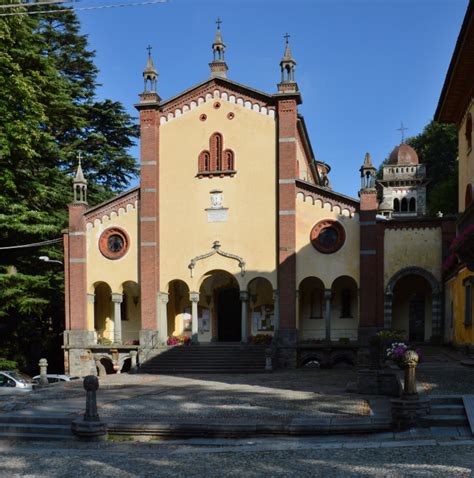 Veduta aerea del borgo di Rosazza con la chiesa parrocchiale e il castello