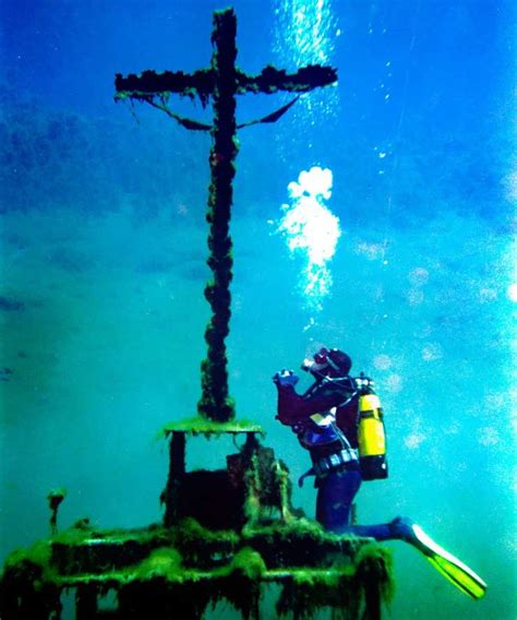 Crocifisso subacqueo immerso nel lago