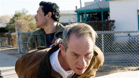 Tommy Lee Jones nel ruolo di Hank Deerfield