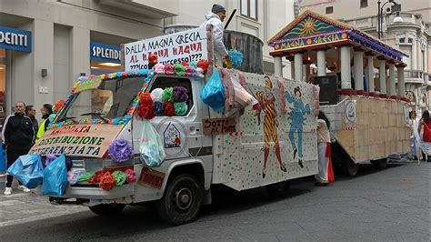 Carro allegorico in sfilata al Carnevale Olgiatese con la folla festante