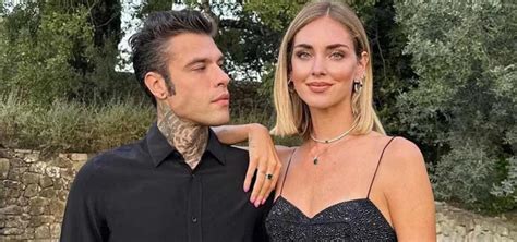 Foto della coppia Fedez e Chiara Ferragni insieme al figlio Leone in un contesto familiare.