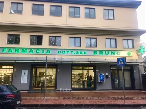 Foto esterna della Farmacia Bruno a Milazzo, con insegna ben visibile