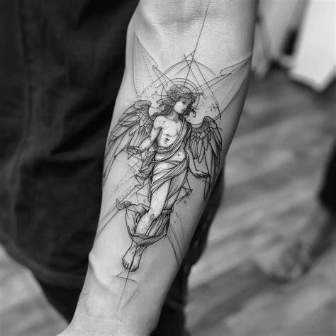 Infografica: Simbolismo chiave del tatuaggio dell'Arcangelo Michele