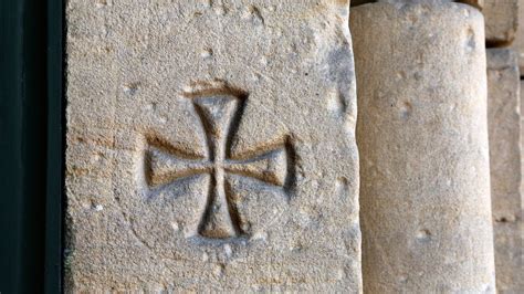 Semplificazione grafica della storia della croce, da simbolo ancestrale a strumento di supplizio romano.
