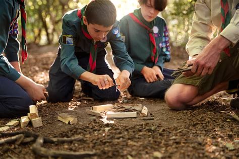 Scout in attività di catechesi all'aperto, riflettendo sulla Bibbia (foto)