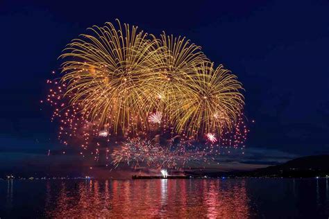 Foto di un concerto al Platinum Party at the Palace con fuochi d'artificio