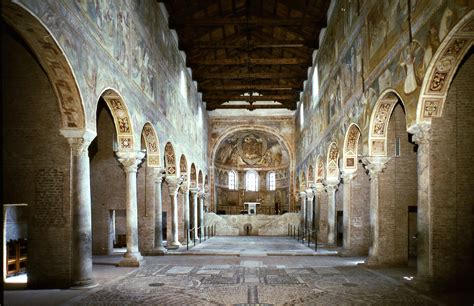 Interno della Chiesa di Santa Maria dell'Abbazia di Pomposa con affreschi